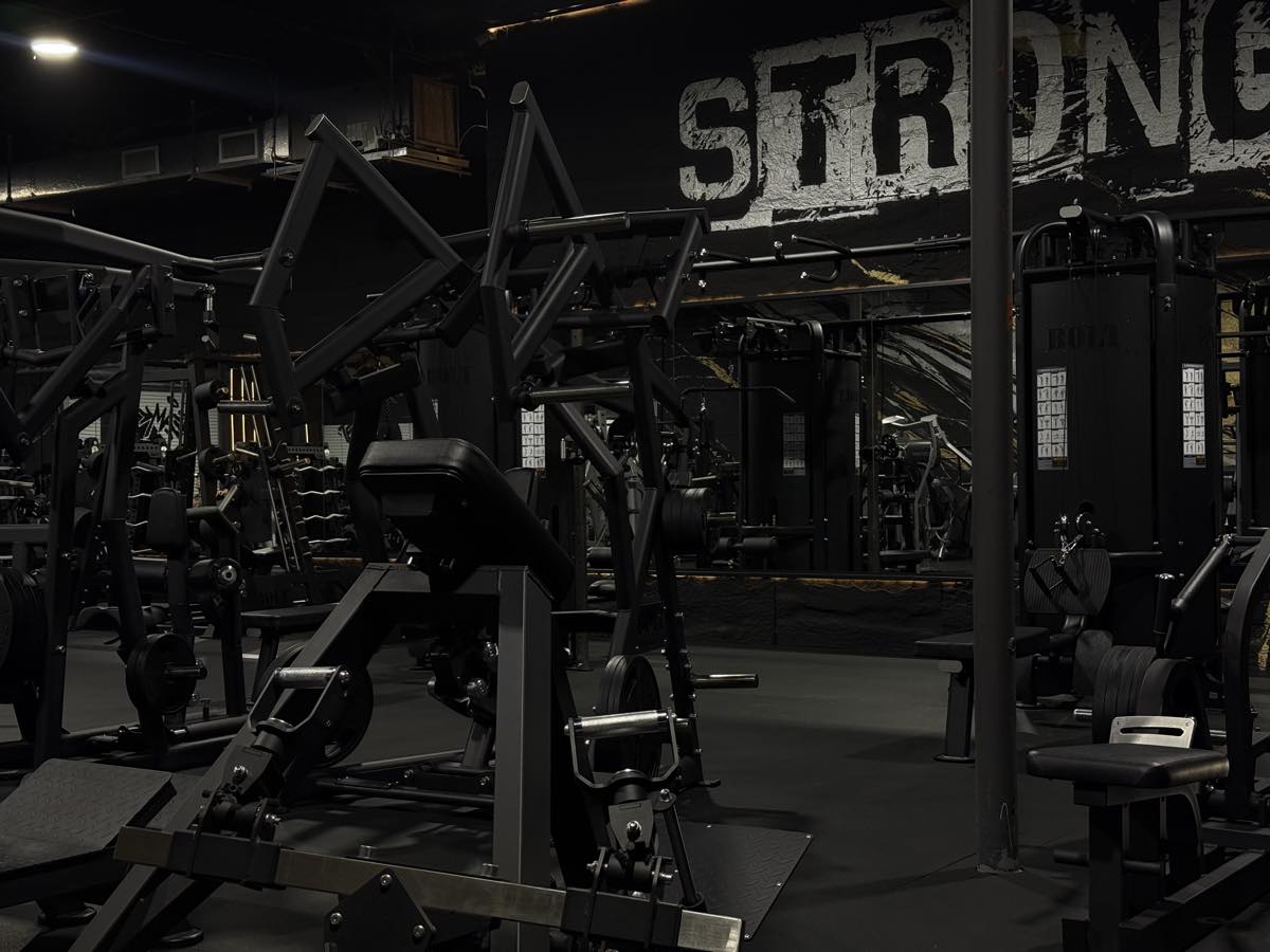 Máquinas de fuerza bajo el mural Strong Mindset