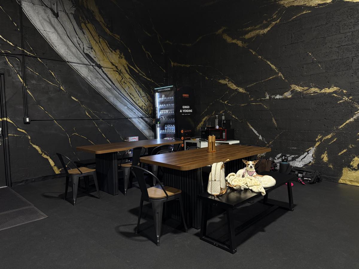 El lounge con mesas de madera